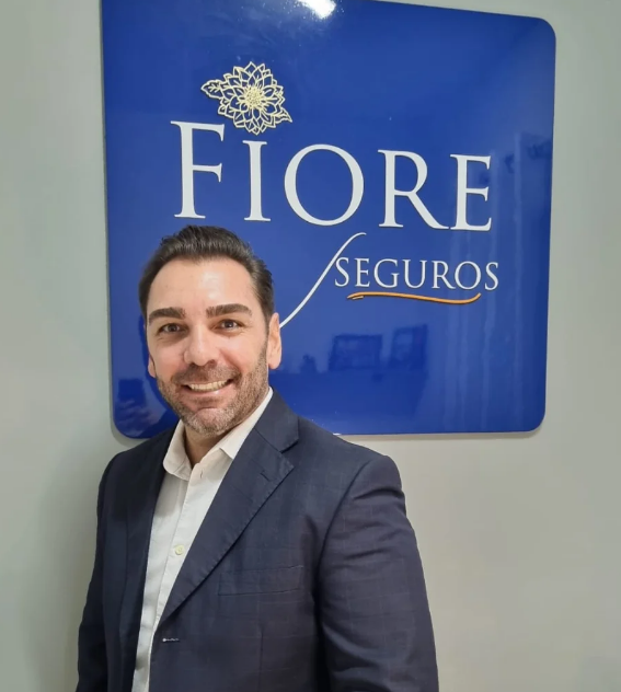 Fiore, corretor de seguros e fundador da Fiore Seguros, em retrato institucional